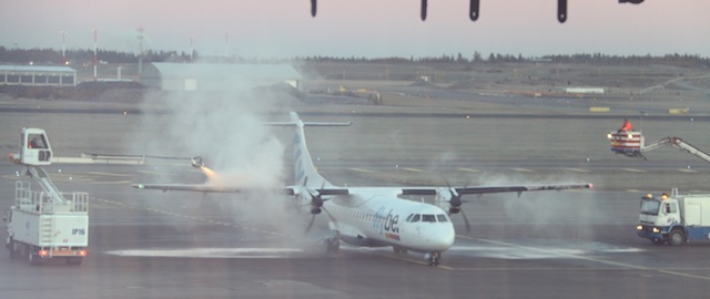 IMG 0922 De-icing a plane at Helsinki airport