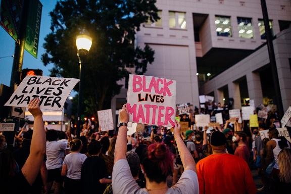 protesters holding signs 4552841 protesters holding signs 4552841
