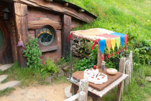 Hobbiton details outside the houses like the cake on the table make the places look real